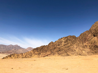 Fototapeta na wymiar desert in with blue sky and mountains