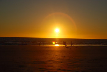 GENTE HACIENDO DEPORTE EN LA PLAYA