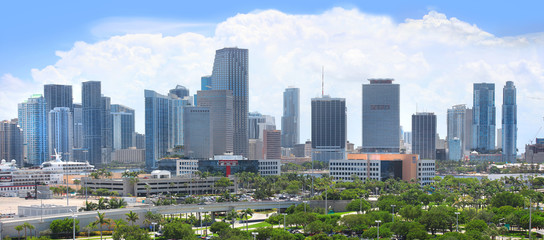 Obraz premium Panoramiczny widok na miasto Miami z Oceanu