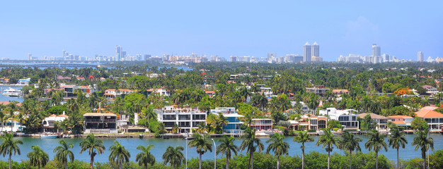 Obraz premium Panoramiczny widok na miasto Miami z Oceanu