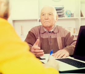 Fototapeta premium Man signing papers in office
