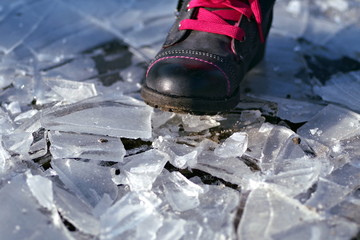 kruszyć lód butem