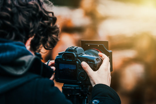 Fotograf macht in der Natur Fotos mit Stativ 
