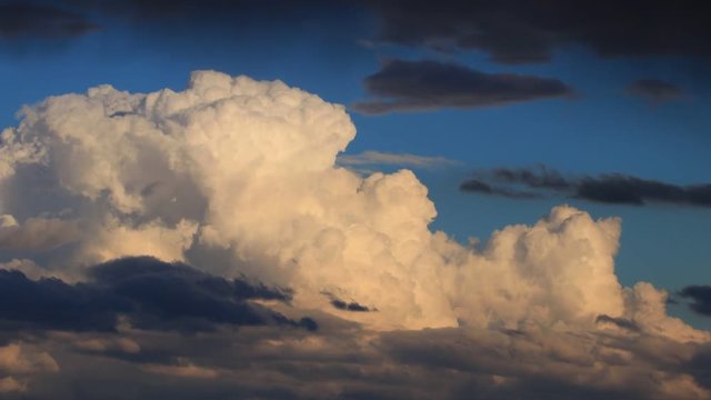 Timelapse of cumulus clouds evolving
