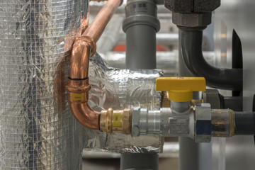 Gasleitung und isolierte Rohre einer Heizungsanlage