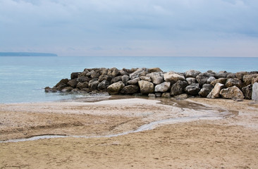 Fototapeta na wymiar Water and rocks winter beach