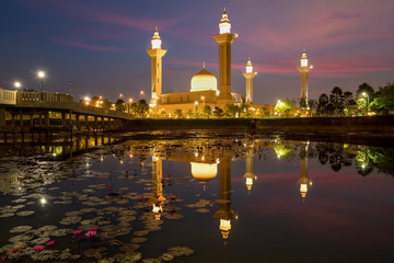 Fototapeta na wymiar Morning sunrise sky of Masjid Bukit Jelutong in Shah Alam near Kuala lumpur, Malaysia. Also known as Mosque of Tengku Ampuan Rahimah.