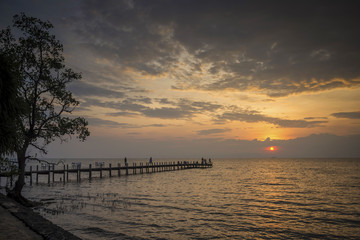 Obraz premium sunset and pier in kep on cambodia coast