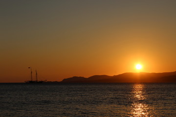Fototapeta na wymiar Veliero al tramonto