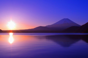 本栖湖からの朝焼けの日の出と富士山 2018/03/12