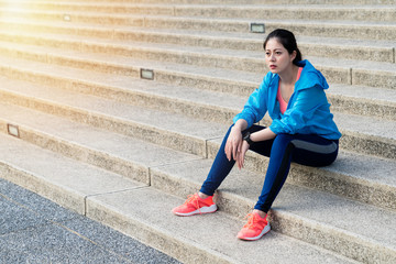 Obraz premium Female athlete taking a break from running.