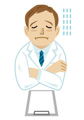 白衣　男性　上半身　腕組み