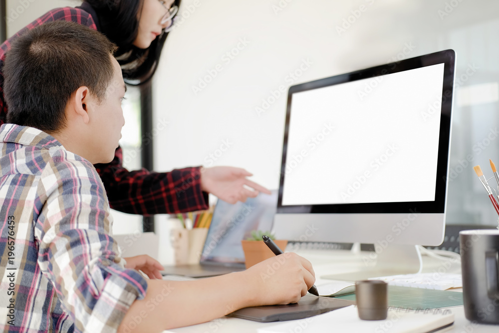 Aufkleber graphic designer using digital tablet and computer