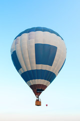 Obraz premium hot air balloon flies high in the blue sky