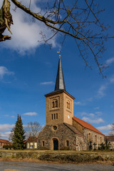 Fototapeta na wymiar Verschiedene Gesteinsschichten am Westturm der Dorfkirche im brandenburgischen Jühnsdorf