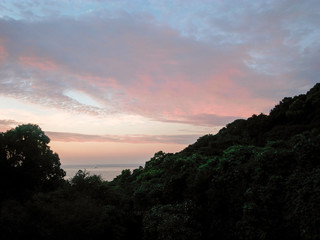 山間から見える海と夕景