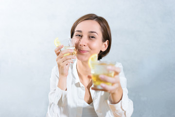 お酒を飲む女性（水・飲み物・アルコール・夏イメージ）