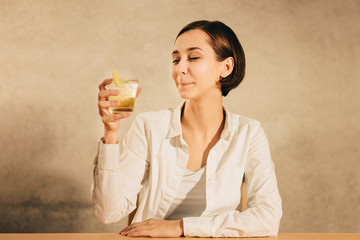 お酒を飲む女性（水・飲み物・アルコール・夏イメージ）