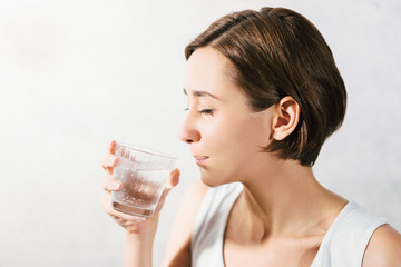 冷たい水を飲む女性