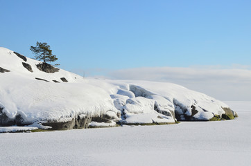 Fototapeta na wymiar Остров на Ладожском озере зимой в солнечный день
