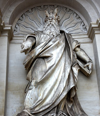 Skulptur in einer Nische der Santa Maria Della Vittoria