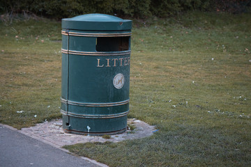 The litter bin .
