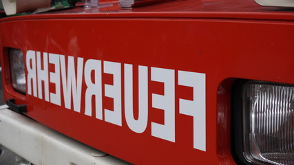 Schriftzug Feuerwehr spiegelverkehrt