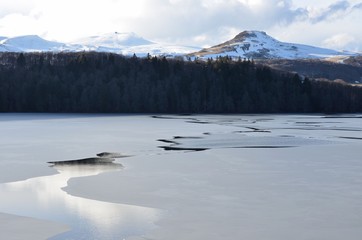 Lac Pavin et station de ski Super-Besse en arrière plan, volcan d'Auvergne, France