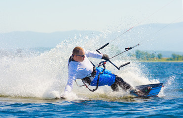 Obraz premium kitesurfer at sea
