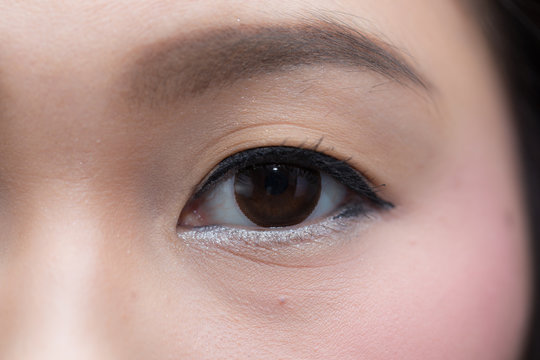 Close up women brown eye 