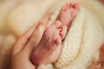 a leg of a newborn baby.