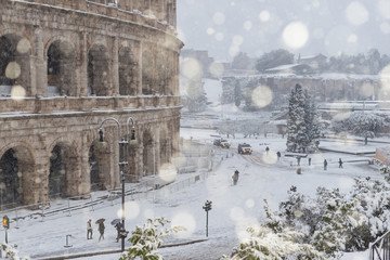 Il Colosseo sotto una forte nevicata, Roma