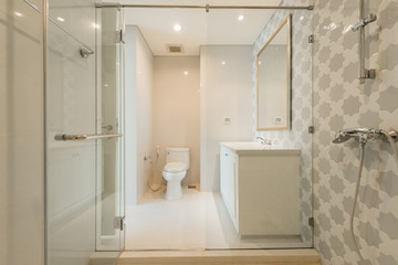 Obraz na płótnie Canvas Beautiful Large Bathroom in Luxury Home