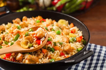 Photo sur Plexiglas Plats de repas Fried rice with chicken. Prepared and served in a wok.