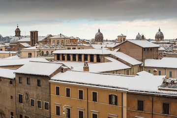 Fototapeta premium Tetti del centro di Roma coperti di neve