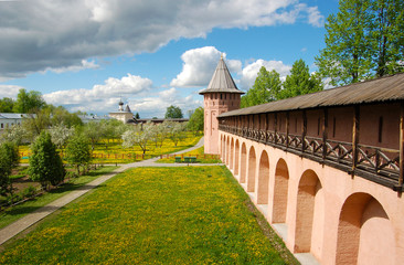 Fototapeta na wymiar monastery in Suzdal, Russia, a fortified wall