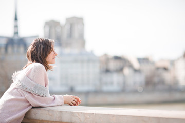 Parisienne sur les ponts de Paris 