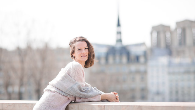 Parisienne sur les ponts de Paris 