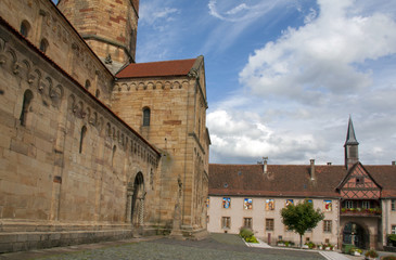 Fototapeta na wymiar Rosheim. Eglise St-Pierre-et- St-Paul et porte d'entrée sur la vieille ville, Bas Rhin, Alsace. Grand Est