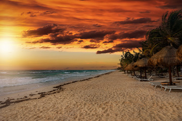 Sonnenuntergang über dem Strand von Tulum, Riviera Maya, Karibik, Mexiko 
