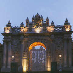 Fototapeta premium Illuminated Dolmabahce Palace in evening in Istanbul, Turkey