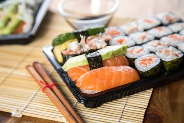 Zwei Sushi Bento Menü mit Maki, Nigiri und Temaki vom Lieferdienst