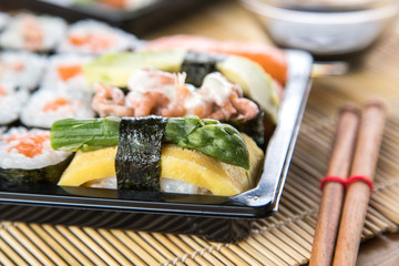 Krabben und Tamago Spargel Nigiri in Sushi Bento mit Lachs Maki, Stäbchen und Sojasoße