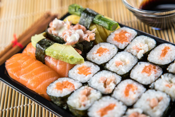 Nigiri und Maki Sushi Bento mit Sojasoße und Stäbchen