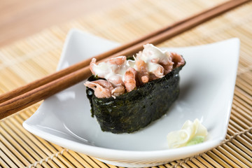 Nordsee Krabben Nigiri Sushi mit Dressing, Ingwer und Wasabi