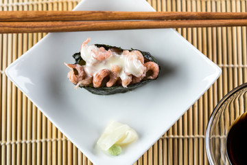 Nordseekrabben Nigiri Sushi mit Dressing, Ingwer und Wasabi