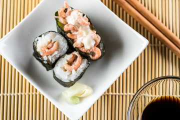 Nordseekrabben Nigiri und Maki Sushi mit Dressing, Ingwer und Wasabi