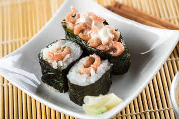 Nordsee Krabben Nigiri und Maki Sushi mit Dressing, Ingwer und Wasabi