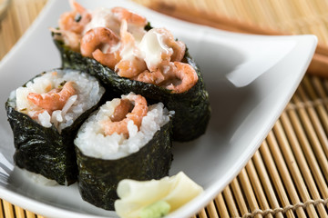 Nordseekrabben Nigiri und Maki Sushi mit Dressing, Ingwer und Wasabi