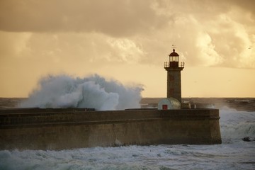 Obraz premium Farol de Felgueiras ao fim da tarde num dia de tempestade.